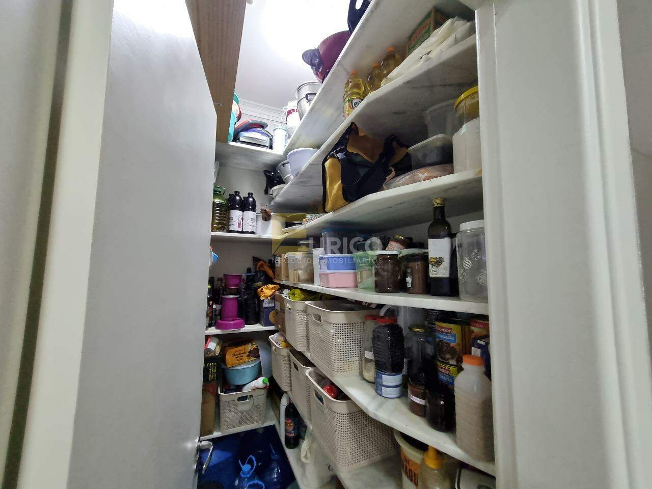 Casa em condomínio à venda no Condomínio Fiorella em Valinhos/SP: Despensa