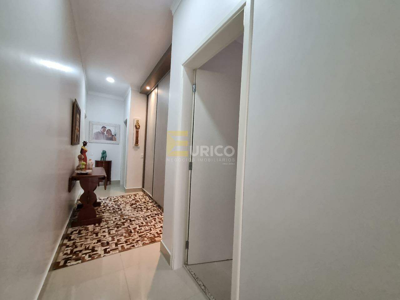 Casa em condomínio à venda no Condomínio Fiorella em Valinhos/SP: Hall para quartos