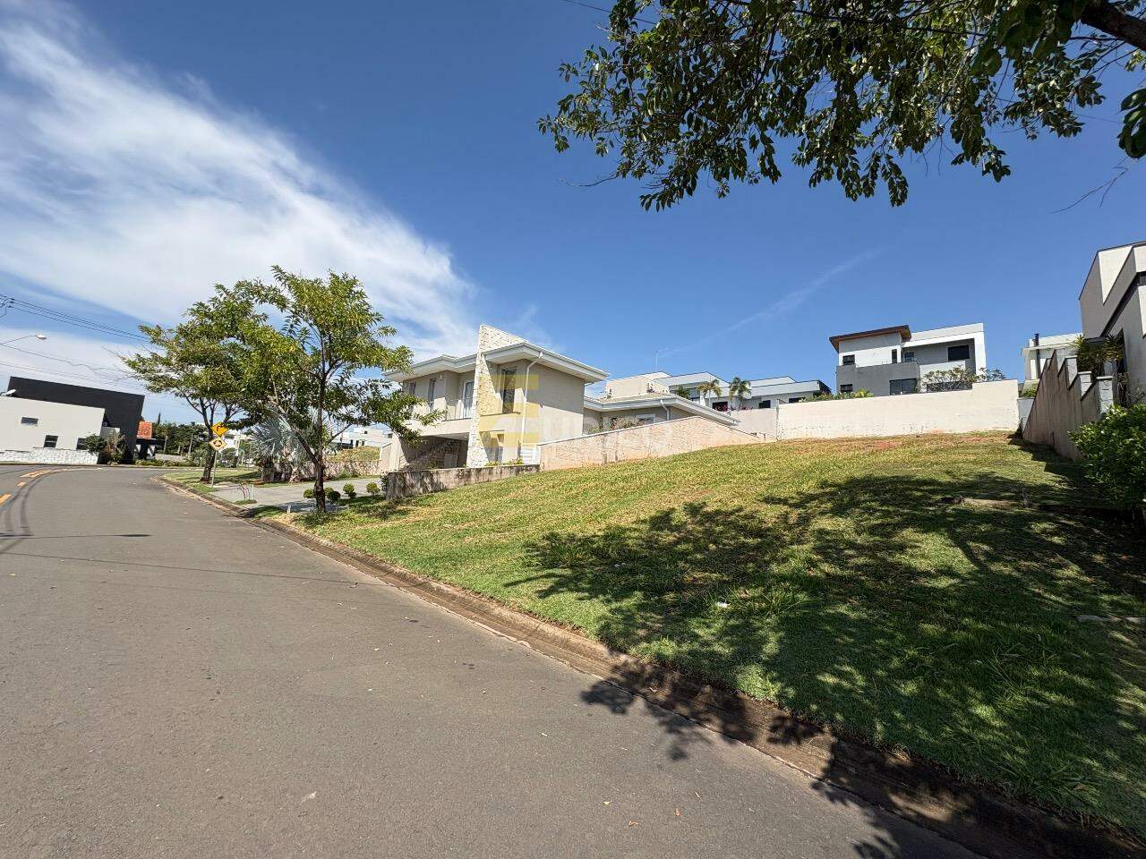 Terreno em Condomínio à venda no Condomínio Santa Isabel em Louveira/SP:
