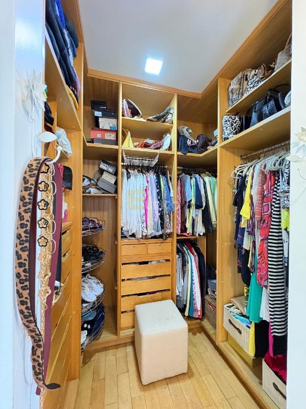 Casa em condomínio à venda no Condomínio Estância Marambaia em Vinhedo/SP: closet feminino