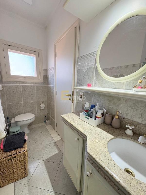Casa em condomínio à venda no Condomínio Estância Marambaia em Vinhedo/SP: wc suíte