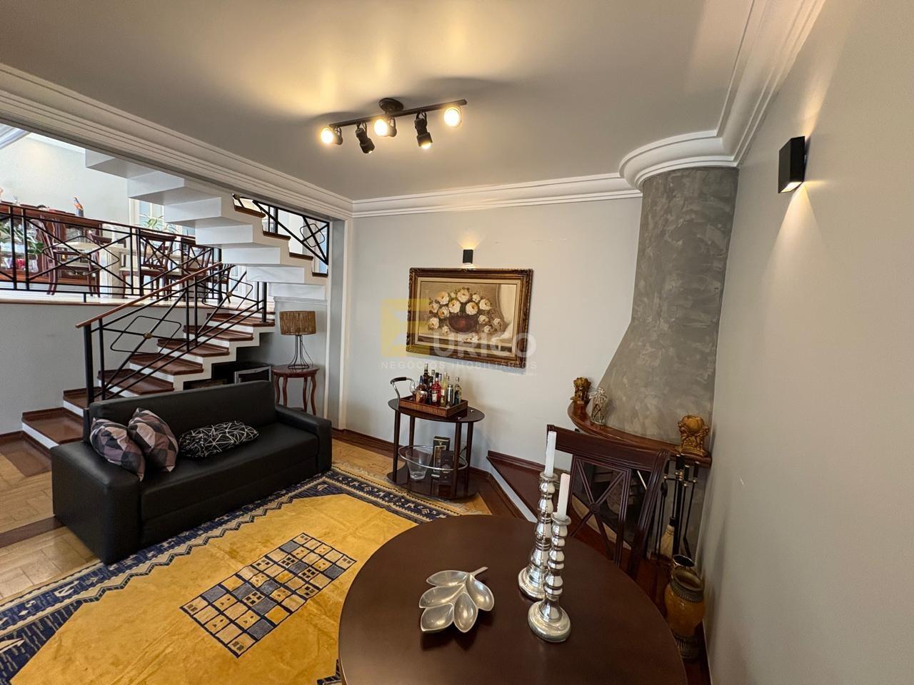 Casa em condomínio à venda no Condomínio Estância Marambaia em Vinhedo/SP: sala c/ lareira