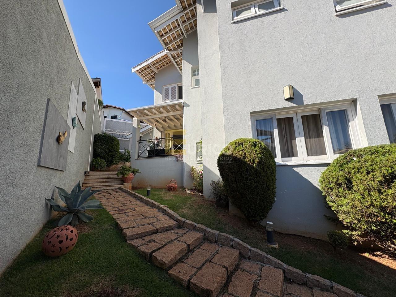 Casa em condomínio à venda no Condomínio Estância Marambaia em Vinhedo/SP: lateral da casa