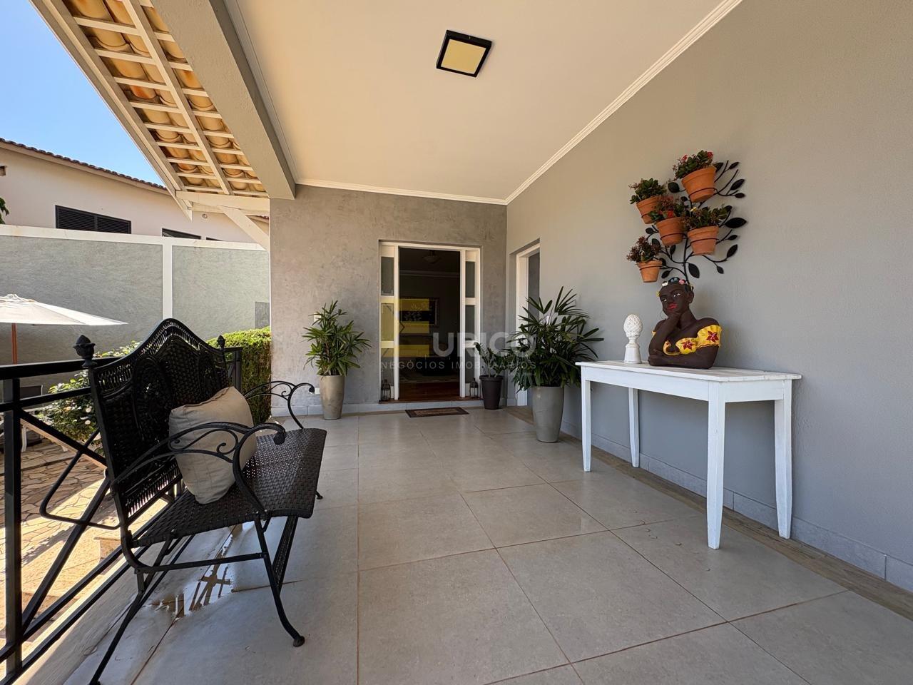 Casa em condomínio à venda no Condomínio Estância Marambaia em Vinhedo/SP: varanda da entrada