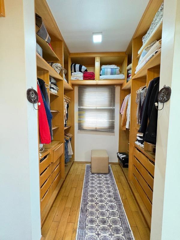 Casa em condomínio à venda no Condomínio Estância Marambaia em Vinhedo/SP: closet masculino