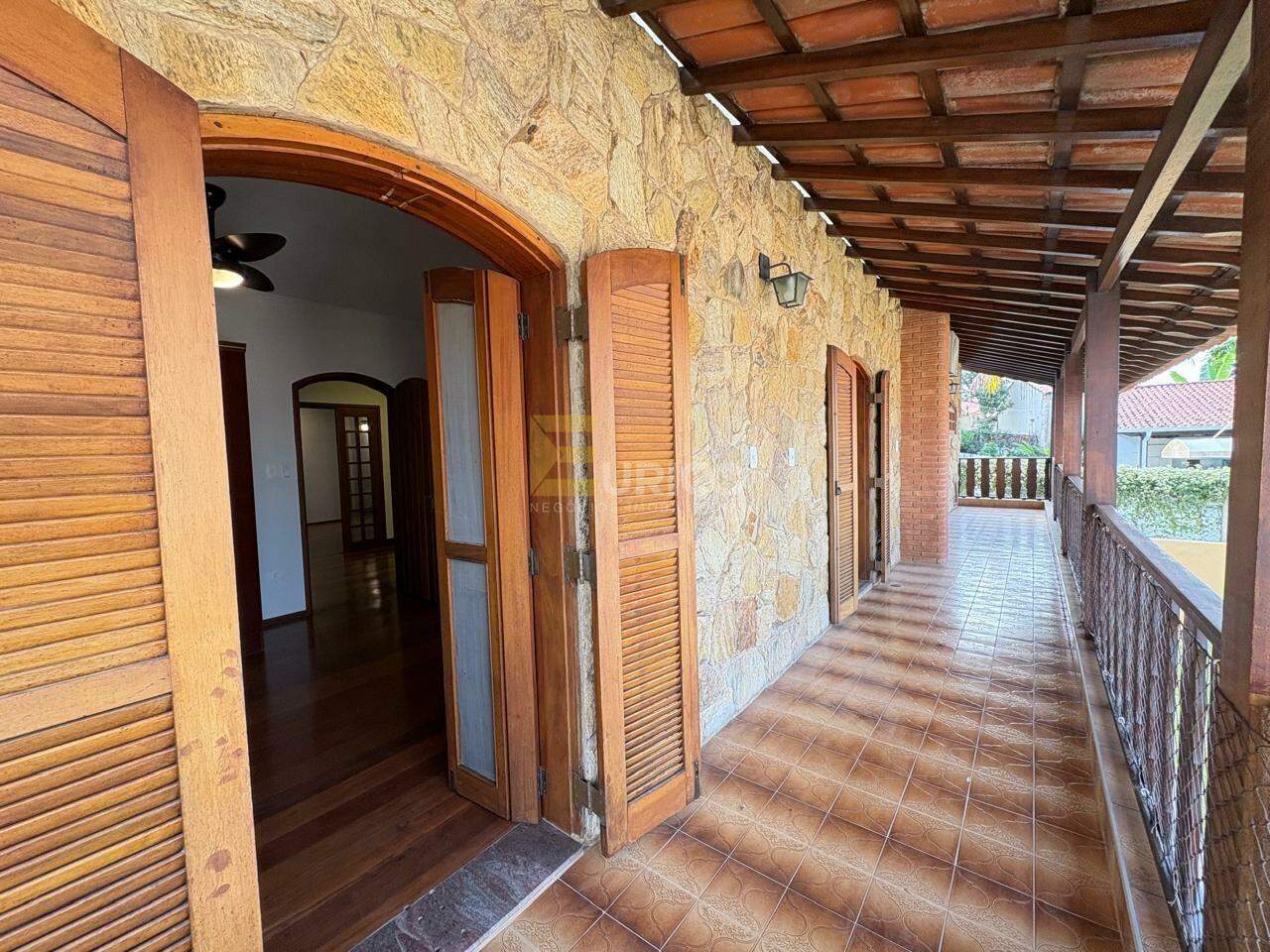 Casa em condomínio para aluguel no Condomínio Vista Alegre - Sede em Vinhedo/SP: VARANDA DOS QUARTOS