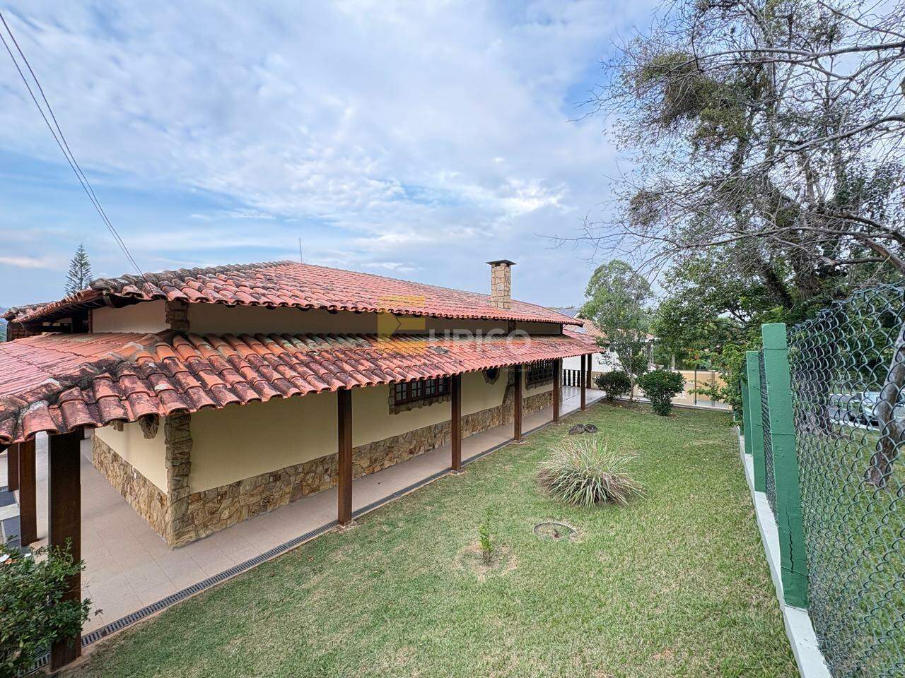 Casa em condomínio para aluguel no Condomínio Vista Alegre - Sede em Vinhedo/SP: VARANDA DA FRENTE DA CASA