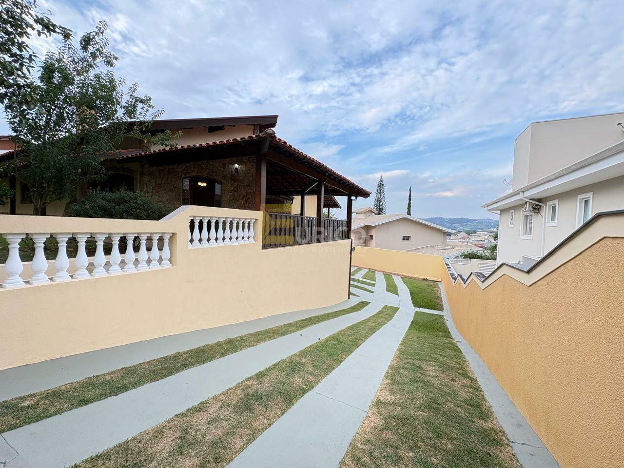 Casa em condomínio para aluguel no Condomínio Vista Alegre - Sede em Vinhedo/SP: RAMPA P/ GARAGEM