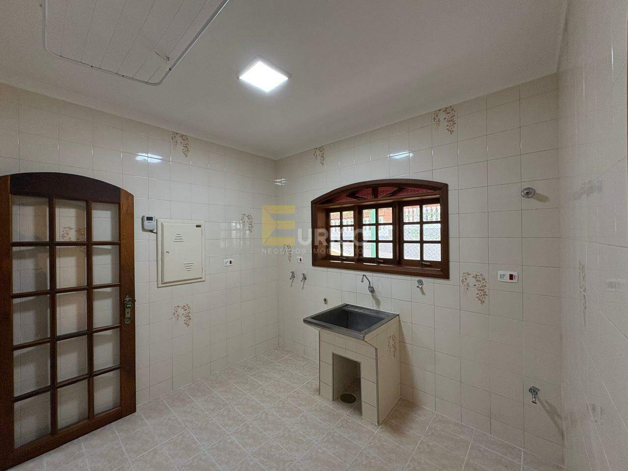Casa em condomínio para aluguel no Condomínio Vista Alegre - Sede em Vinhedo/SP: LAVANDERIA