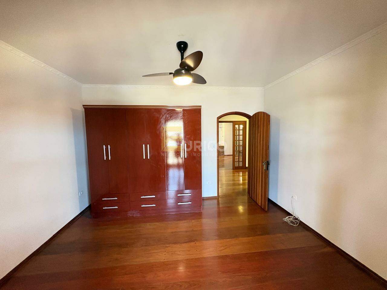 Casa em condomínio para aluguel no Condomínio Vista Alegre - Sede em Vinhedo/SP: QUARTO C/ ARMÁRIO