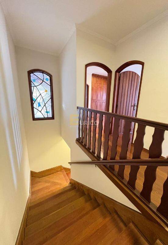 Casa em condomínio para aluguel no Condomínio Vista Alegre - Sede em Vinhedo/SP: ESCADA P/ PISO INFERIOR