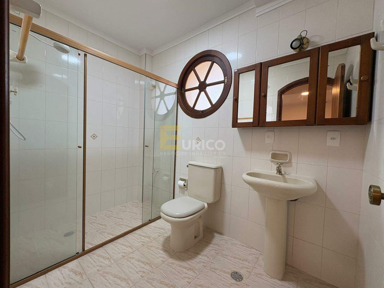 Casa em condomínio para aluguel no Condomínio Vista Alegre - Sede em Vinhedo/SP: WC SUÍTE PISO INFERIOR