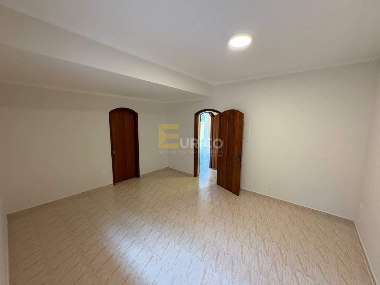 Casa em condomínio para aluguel no Condomínio Vista Alegre - Sede em Vinhedo/SP: SUÍTE PISO INFERIOR