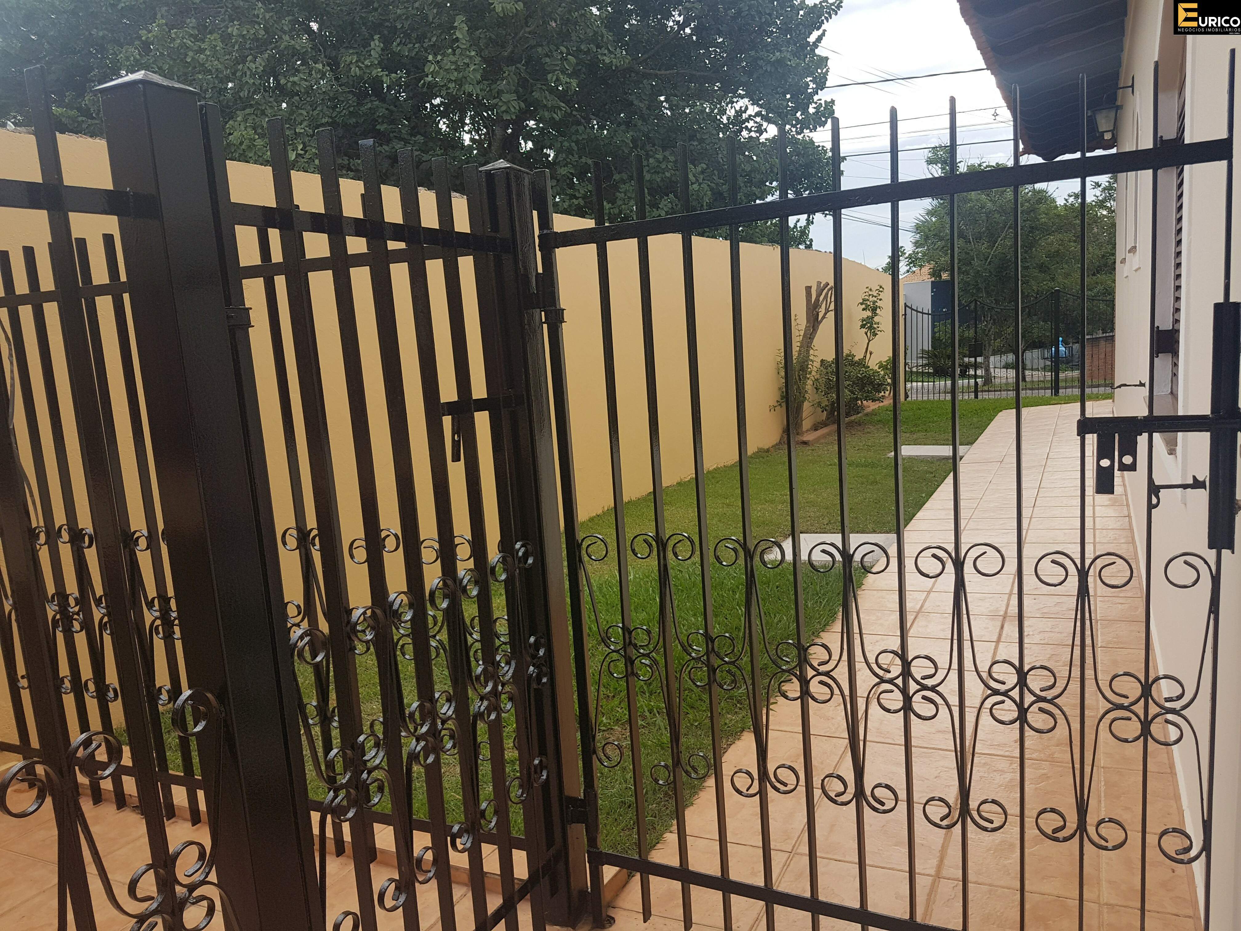 Casa em condomínio à venda no Condomínio Estância Marambaia em Vinhedo/SP: Vista lateral