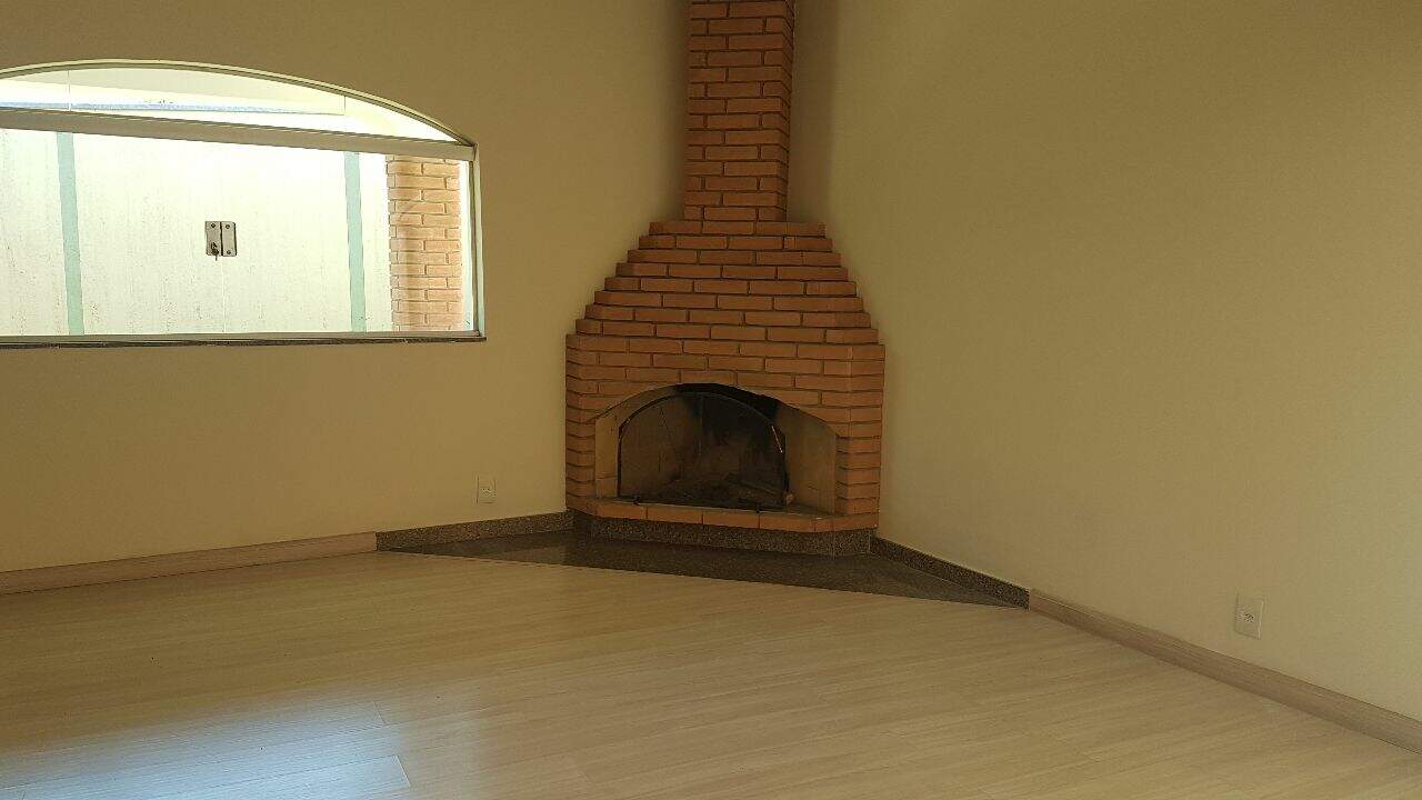 Casa em condomínio à venda no Condomínio Estância Marambaia em Vinhedo/SP: Sala de Estar / Lareira