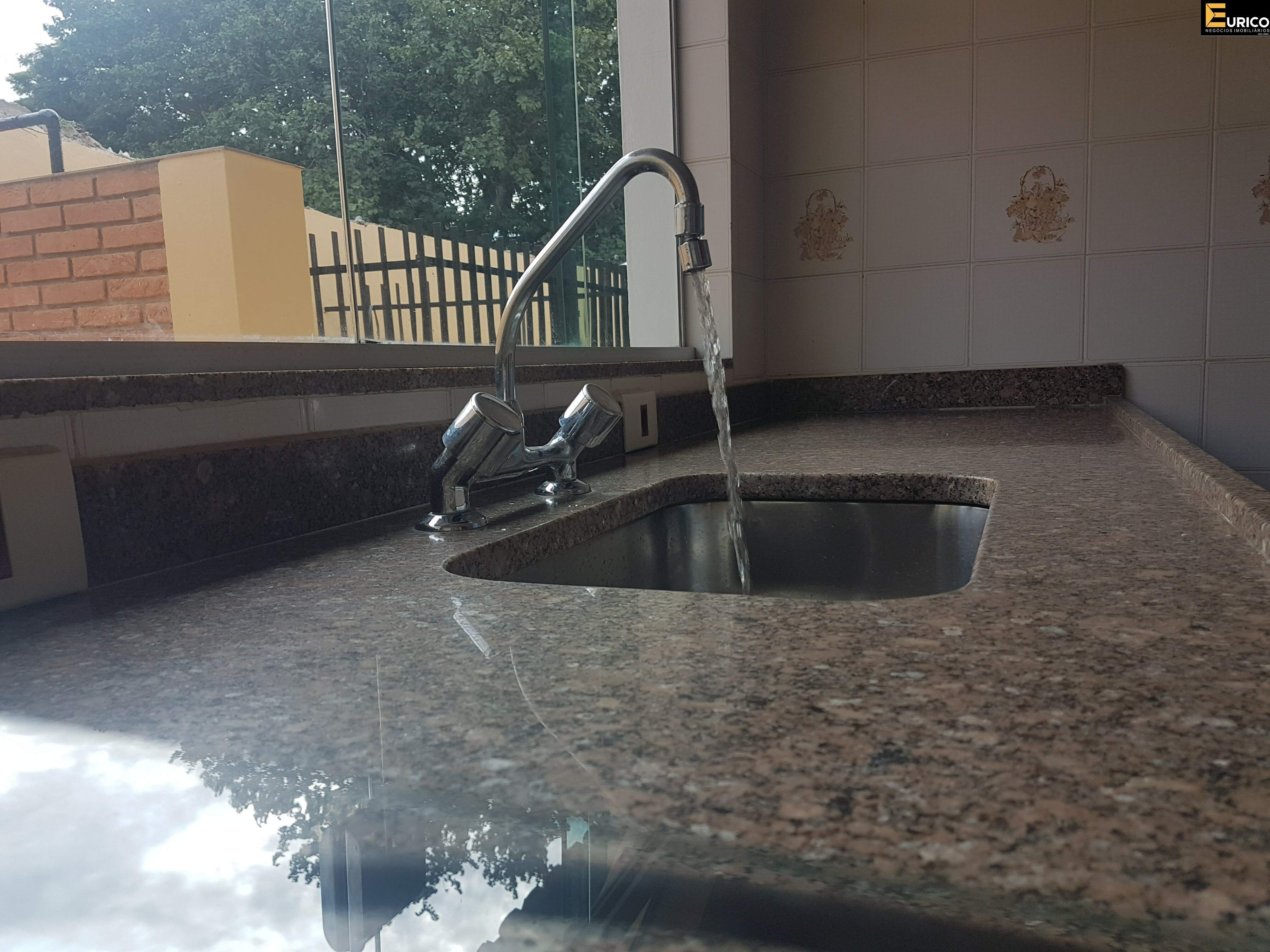 Casa em condomínio à venda no Condomínio Estância Marambaia em Vinhedo/SP: Cozinha com armários