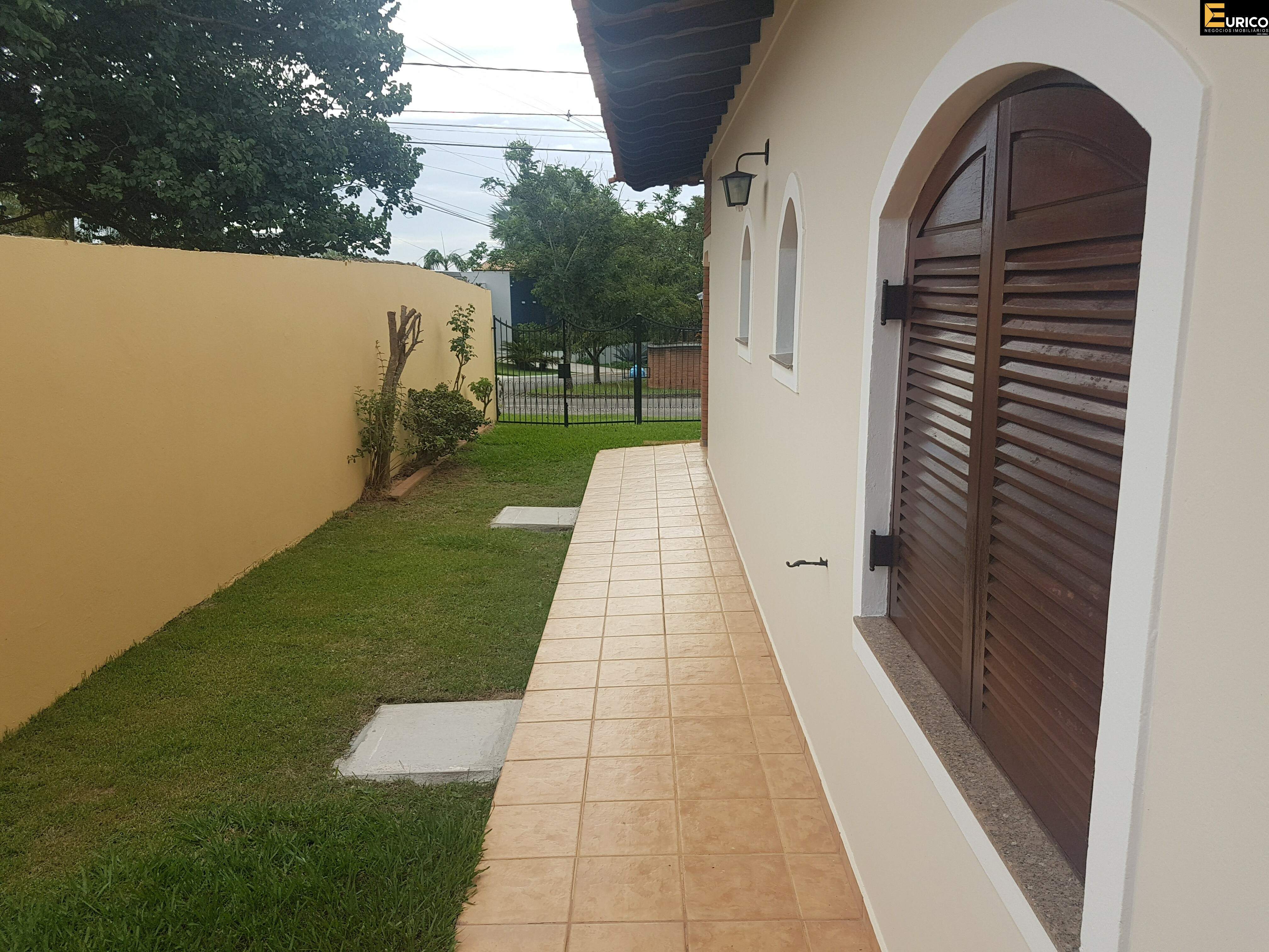 Casa em condomínio à venda no Condomínio Estância Marambaia em Vinhedo/SP: Vista lateral