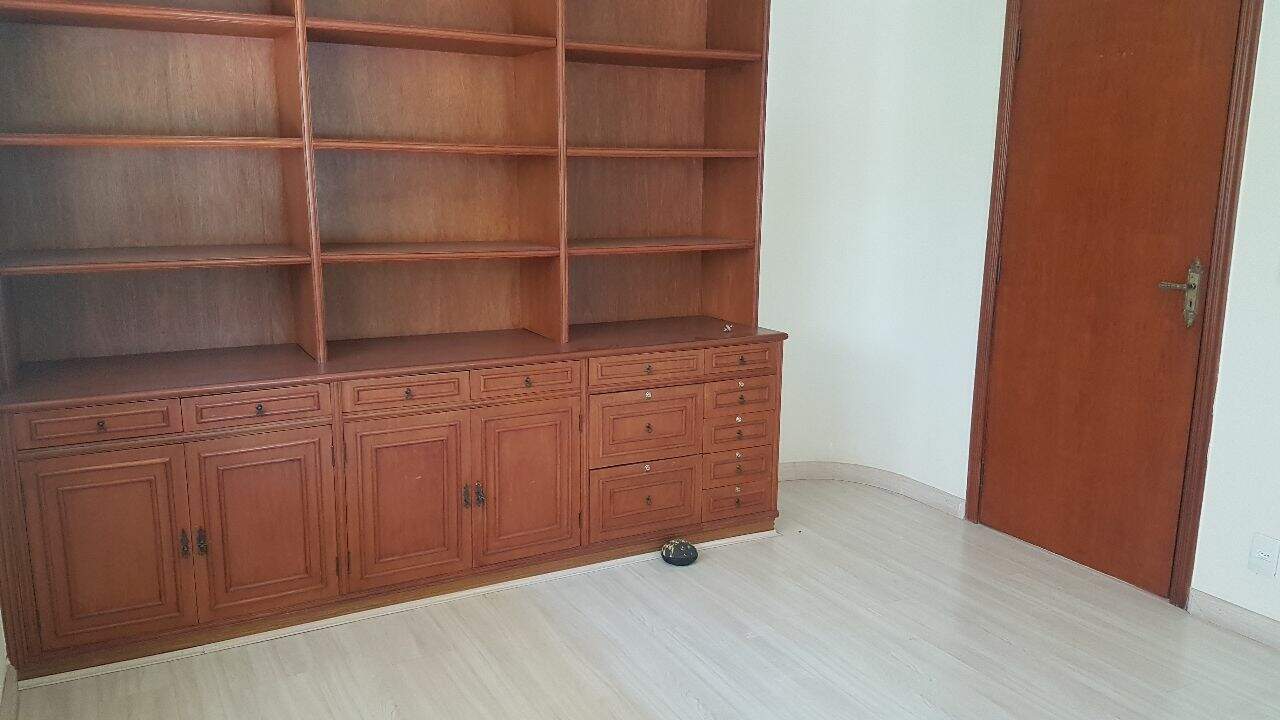 Casa em condomínio à venda no Condomínio Estância Marambaia em Vinhedo/SP: Escritório / Estante maciça