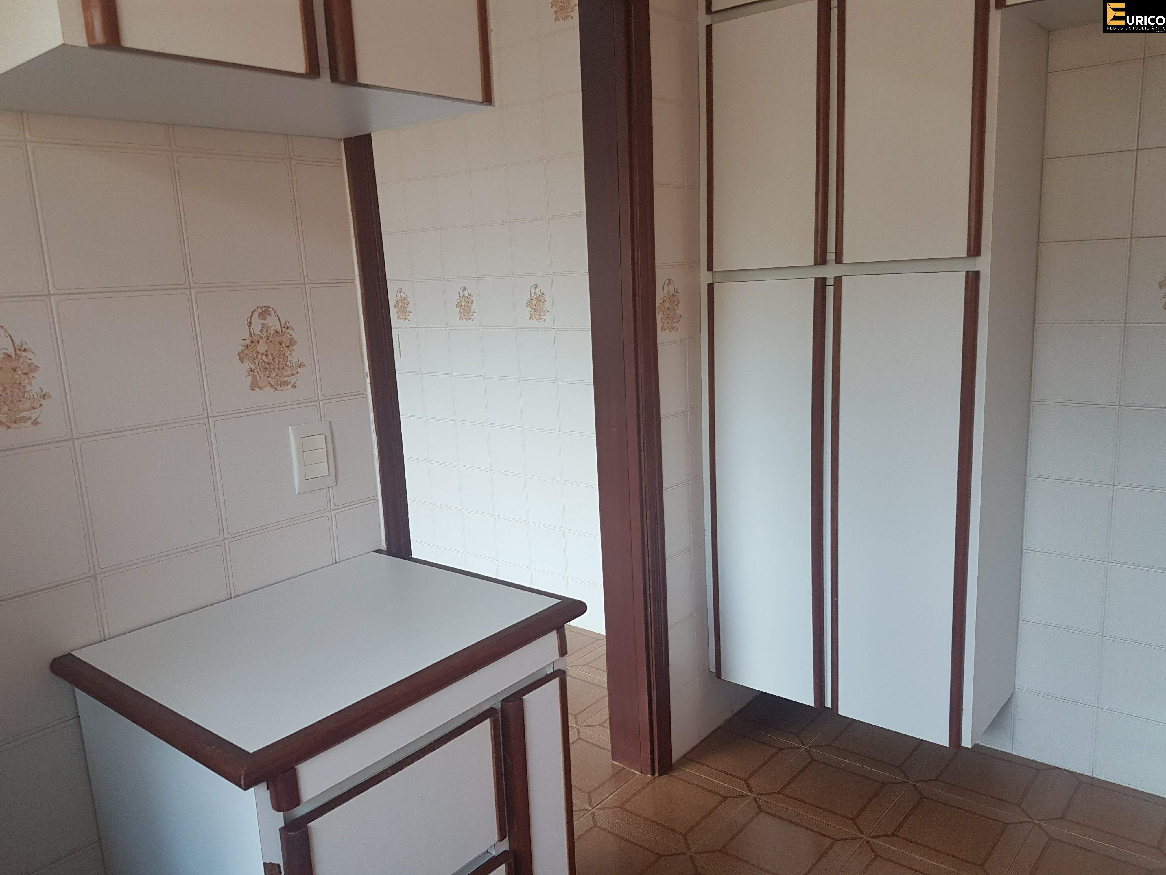 Casa em condomínio à venda no Condomínio Estância Marambaia em Vinhedo/SP: Cozinha com armários