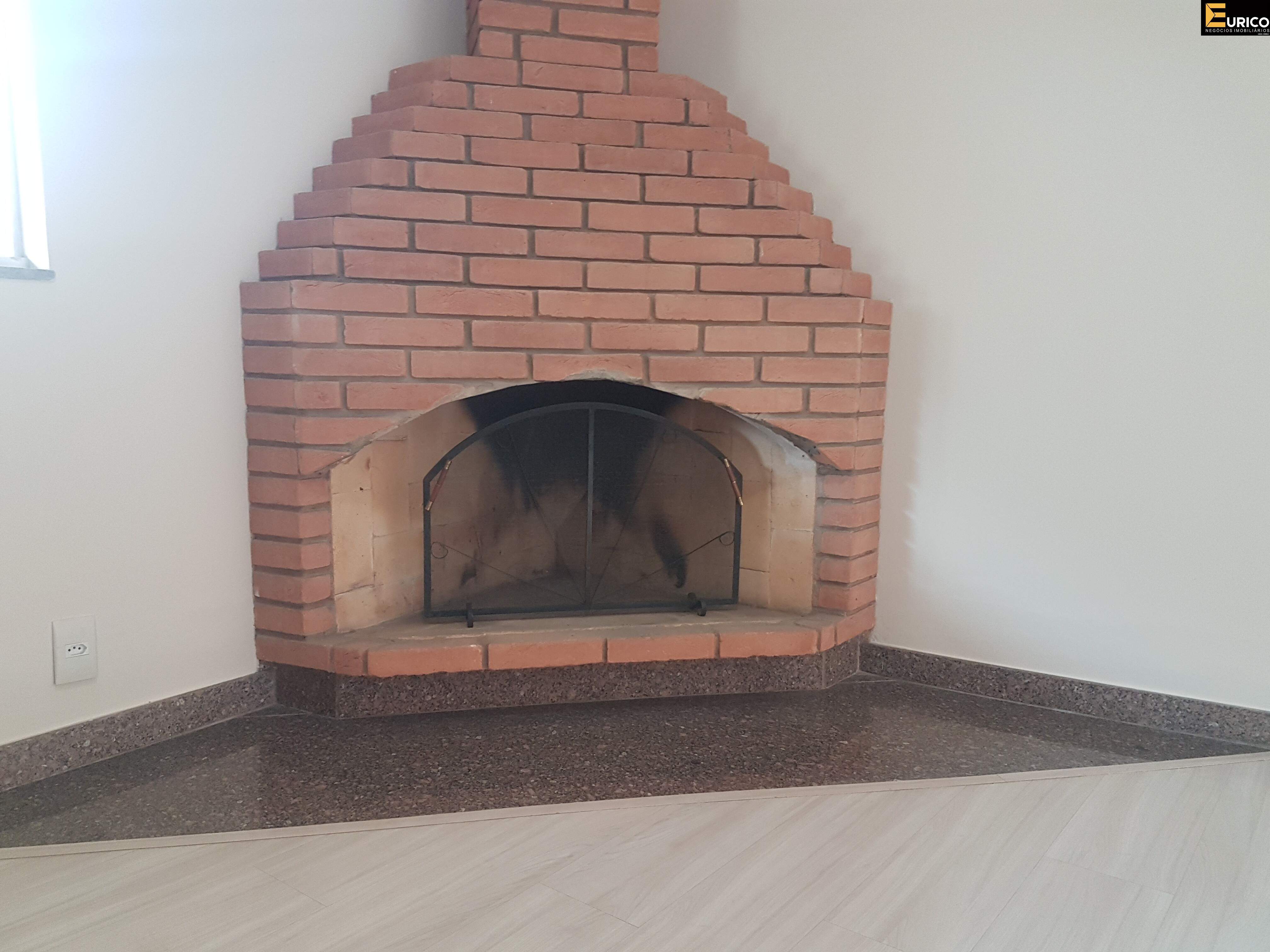 Casa em condomínio à venda no Condomínio Estância Marambaia em Vinhedo/SP: Sala de Estar / Lareira