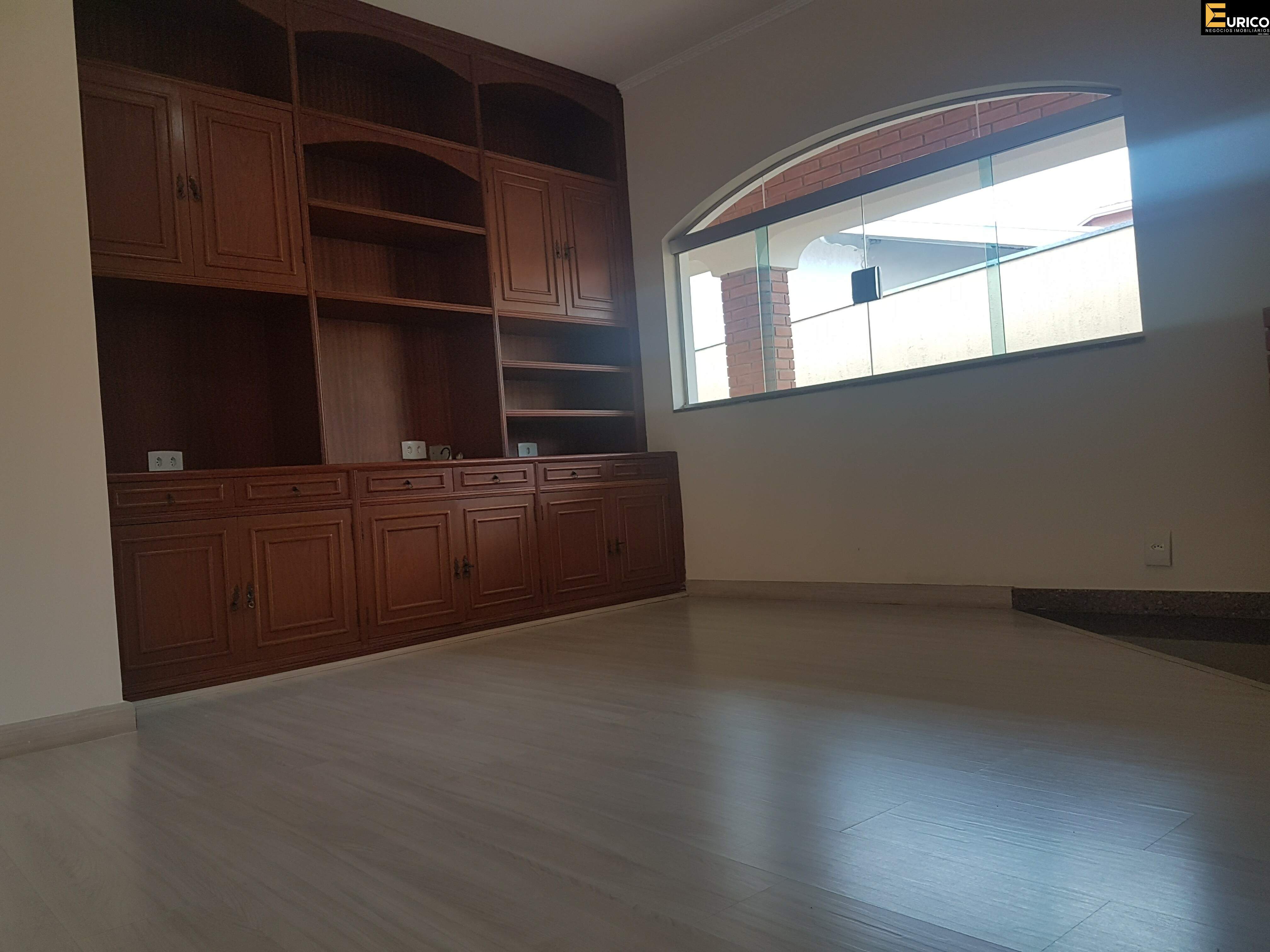 Casa em condomínio à venda no Condomínio Estância Marambaia em Vinhedo/SP: Sala de Estar / Lareira