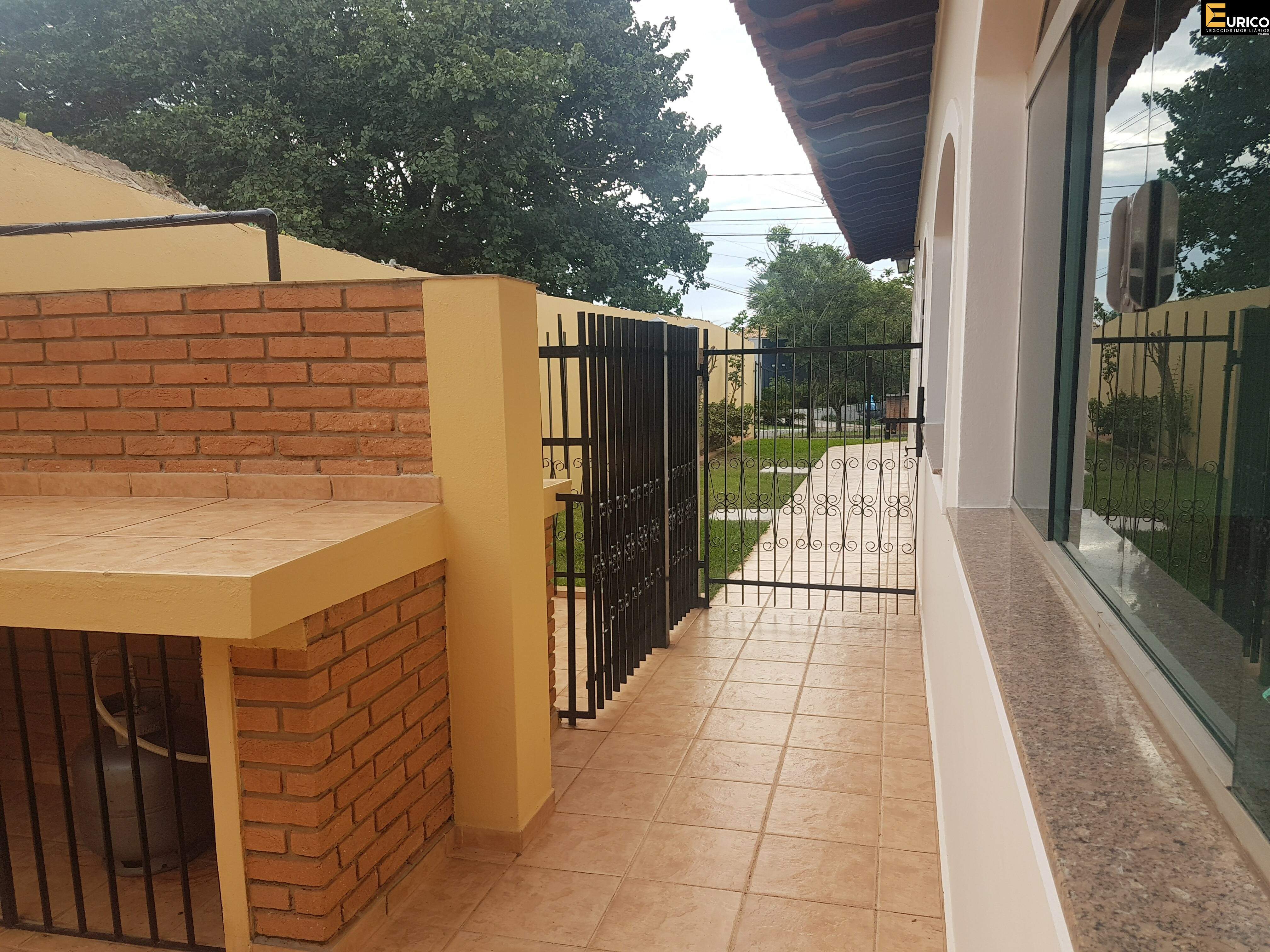 Casa em condomínio à venda no Condomínio Estância Marambaia em Vinhedo/SP: Vista lateral