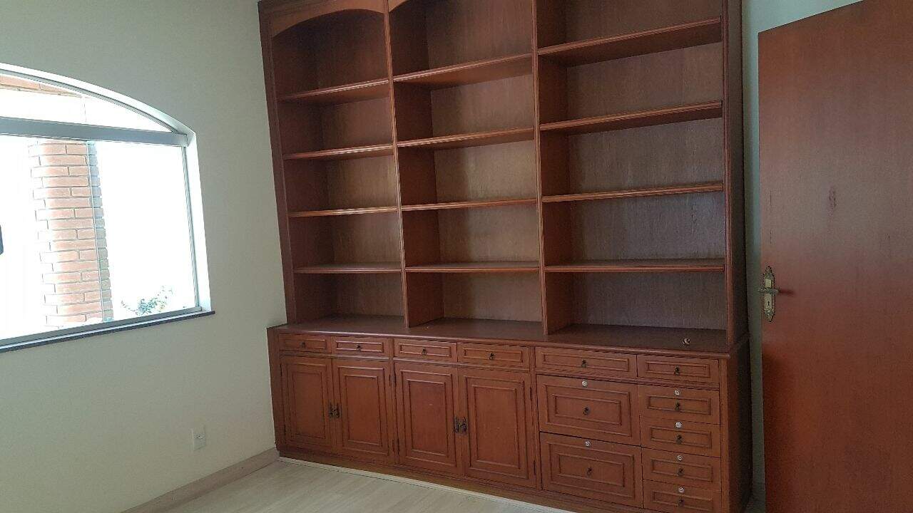 Casa em condomínio à venda no Condomínio Estância Marambaia em Vinhedo/SP: Escritório / Estante maciça