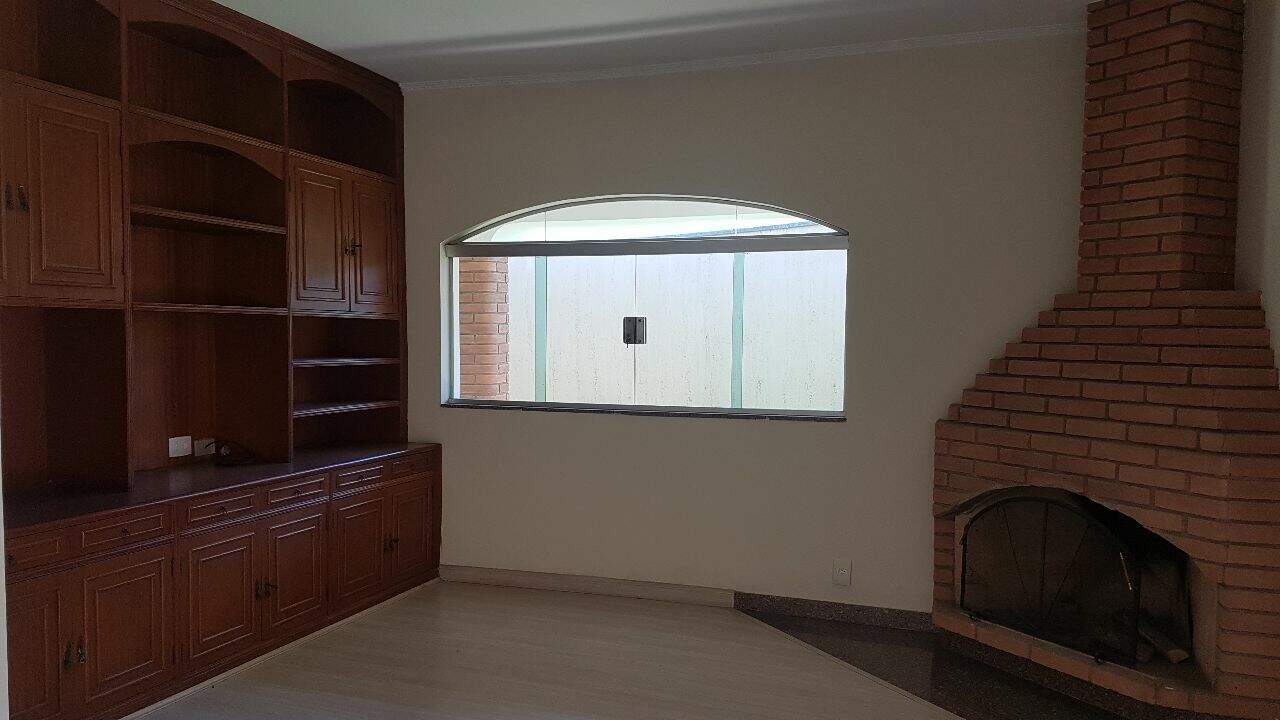 Casa em condomínio à venda no Condomínio Estância Marambaia em Vinhedo/SP: Sala de Estar / Lareira