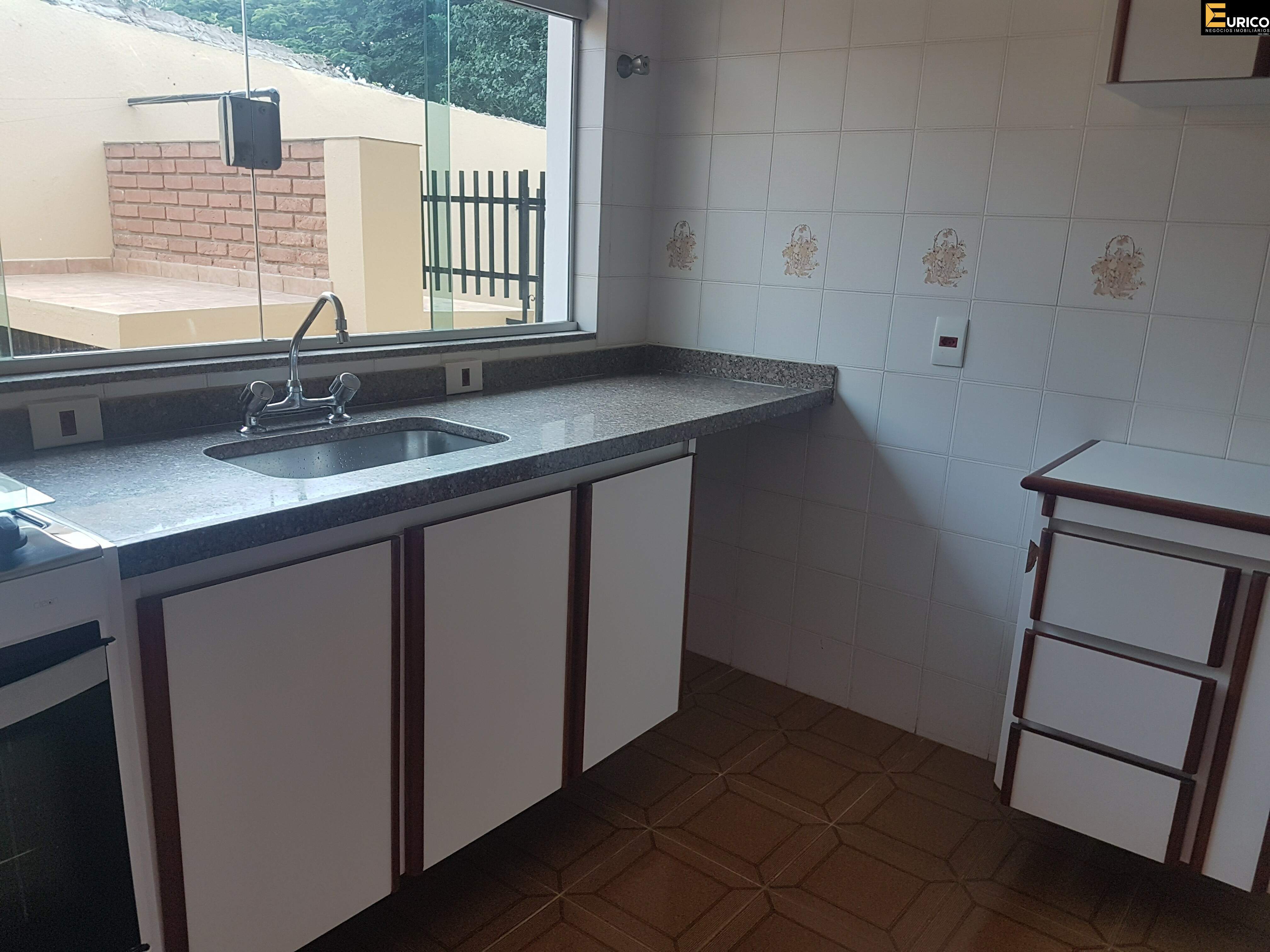 Casa em condomínio à venda no Condomínio Estância Marambaia em Vinhedo/SP: Cozinha com armários