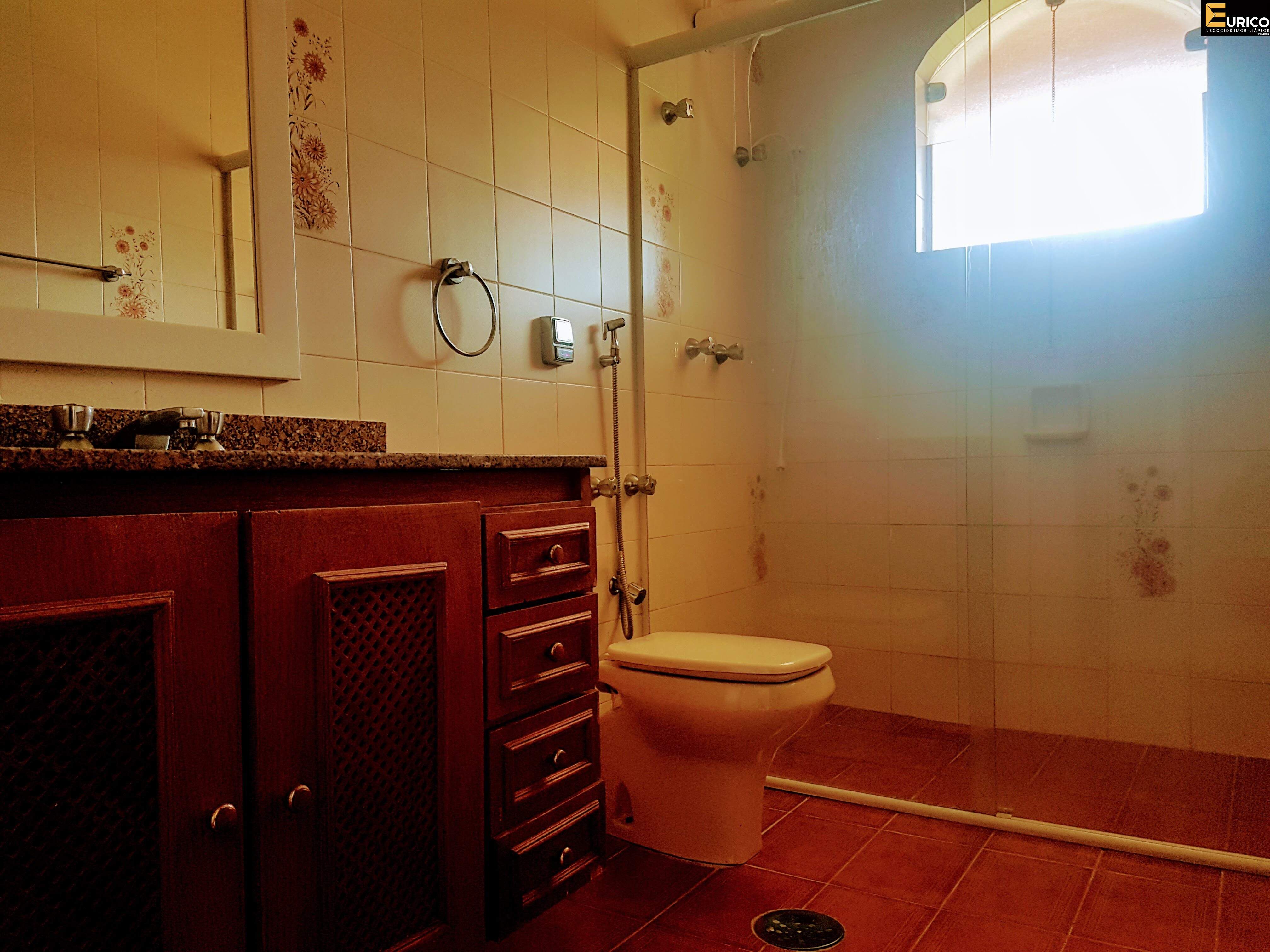 Casa em condomínio à venda no Condomínio Estância Marambaia em Vinhedo/SP: Suíte / Banheiro
