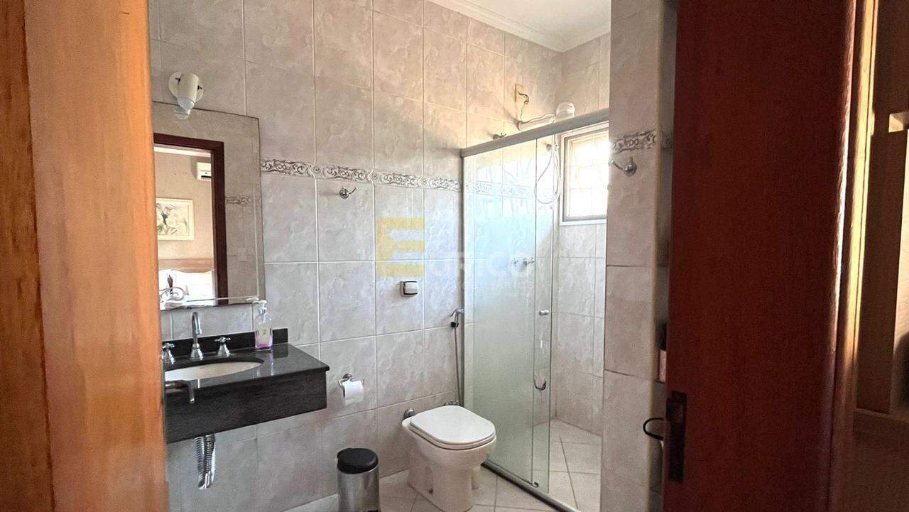 Casa em condomínio à venda no Condomínio Vivenda das Quaresmeiras em Valinhos/SP: 