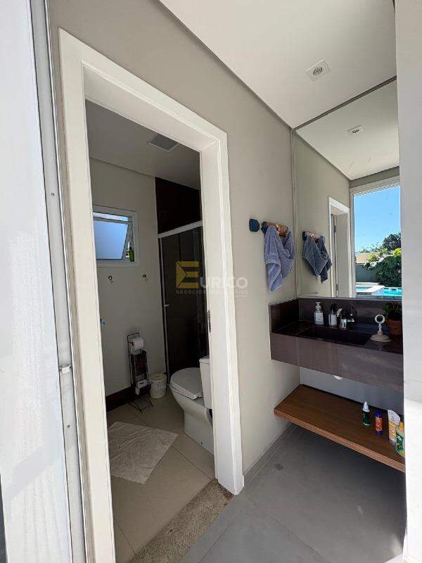 Casa em condomínio à venda no Condomínio Villaggio Capríccio em Louveira/SP: banheiro da área gourmet