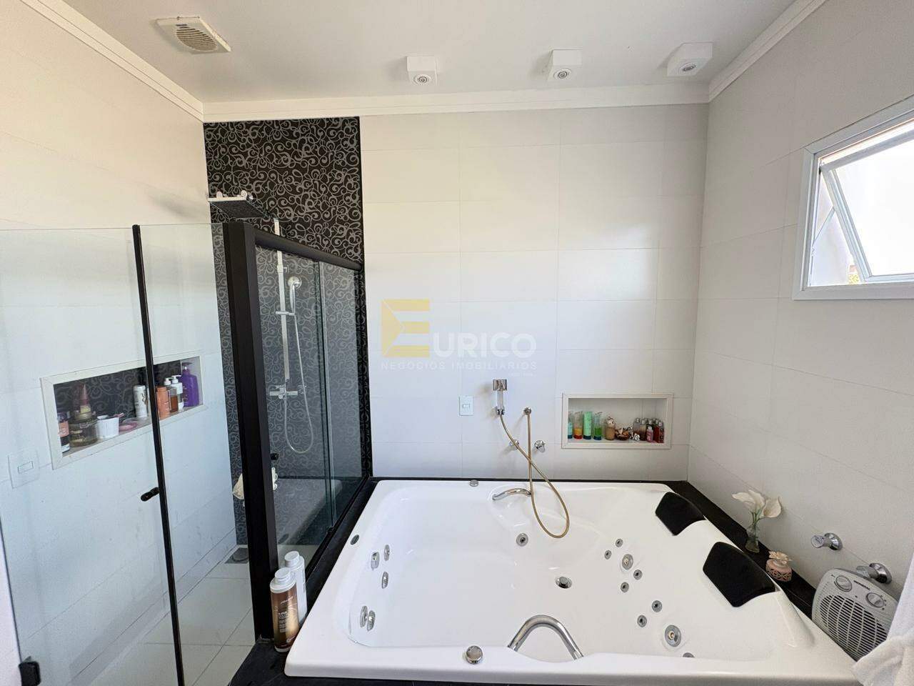 Casa em condomínio à venda no Condomínio Villaggio Capríccio em Louveira/SP: sala de banho suíte master