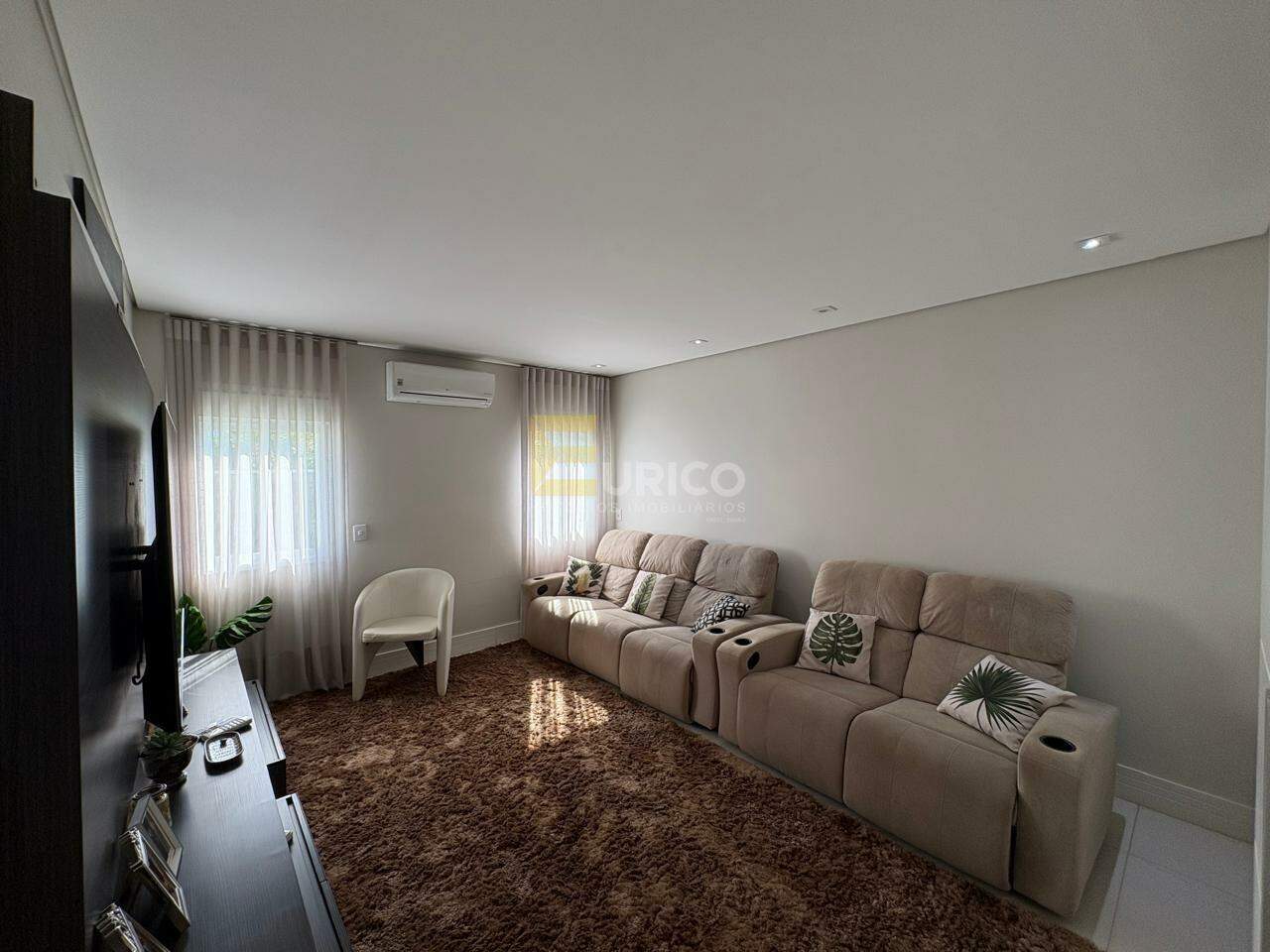 Casa em condomínio à venda no Condomínio Villaggio Capríccio em Louveira/SP: sala TV