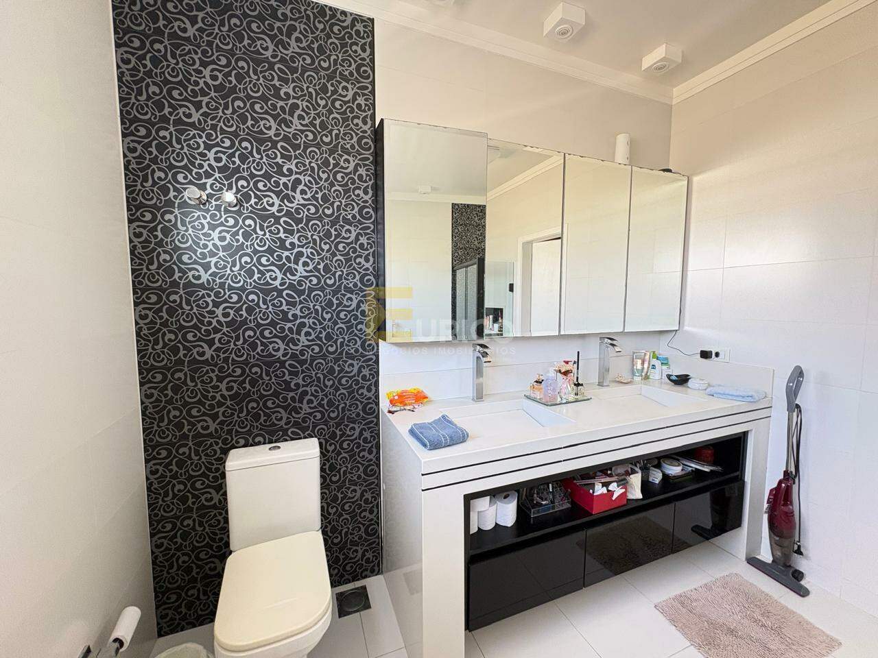 Casa em condomínio à venda no Condomínio Villaggio Capríccio em Louveira/SP: sala de banho suíte master