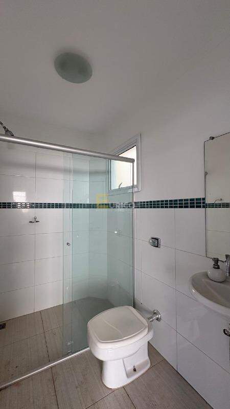 Casa em condomínio para aluguel no Condomínio Recanto dos Paturis em Vinhedo/SP: banheiro de apoio piscina