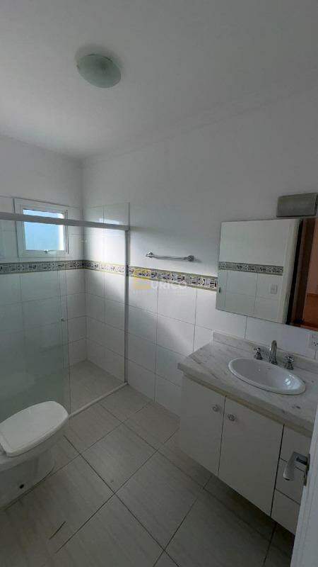 Casa em condomínio para aluguel no Condomínio Recanto dos Paturis em Vinhedo/SP: banheiro suíte
