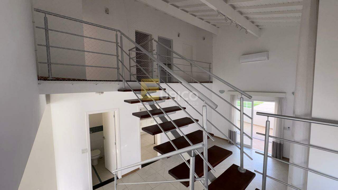 Casa em condomínio para aluguel no Condomínio Recanto dos Paturis em Vinhedo/SP: escada piso superior