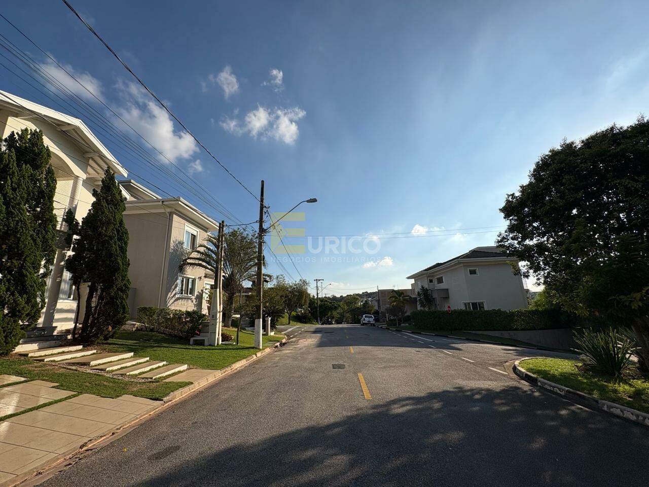 Casa em condomínio para aluguel no Condomínio Recanto dos Paturis em Vinhedo/SP: rua da casa