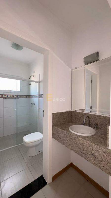 Casa em condomínio para aluguel no Condomínio Recanto dos Paturis em Vinhedo/SP: banheiro de apoio dos quartos