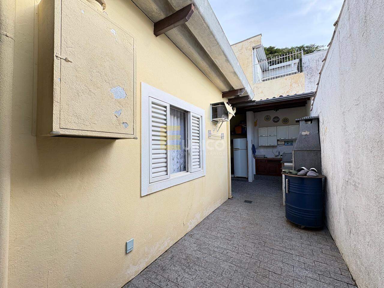 Casa à venda no Centro em Vinhedo/SP: CORREDOR QUINTAL