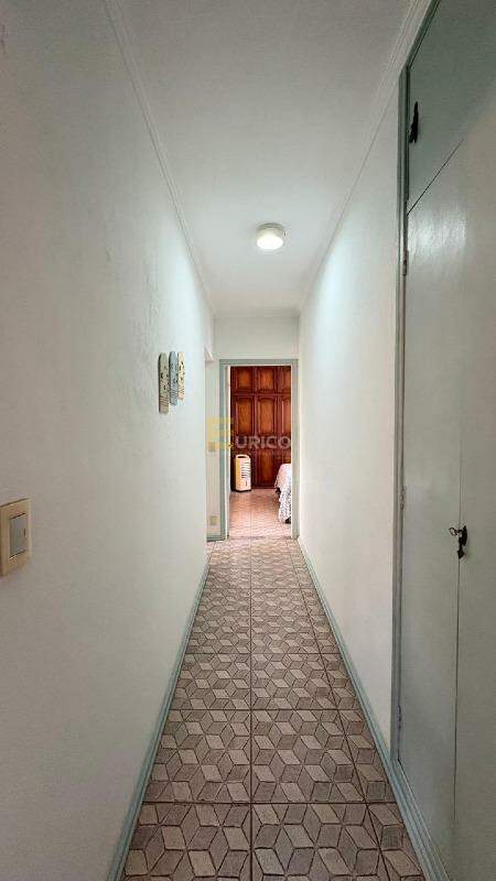 Casa à venda no Centro em Vinhedo/SP: CORREDOR C/ ROUPEIRO