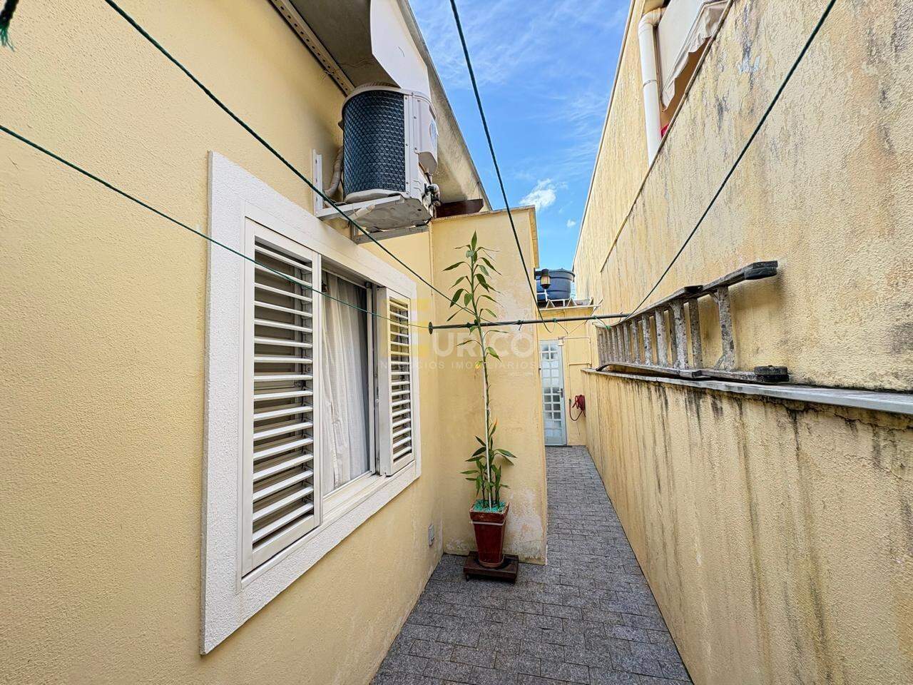Casa à venda no Centro em Vinhedo/SP: CORREDOR LATERAL