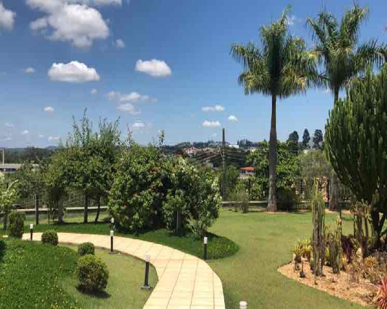 Casa à venda no Condomínio Estância Marambaia em Vinhedo/SP: Jardim frontal