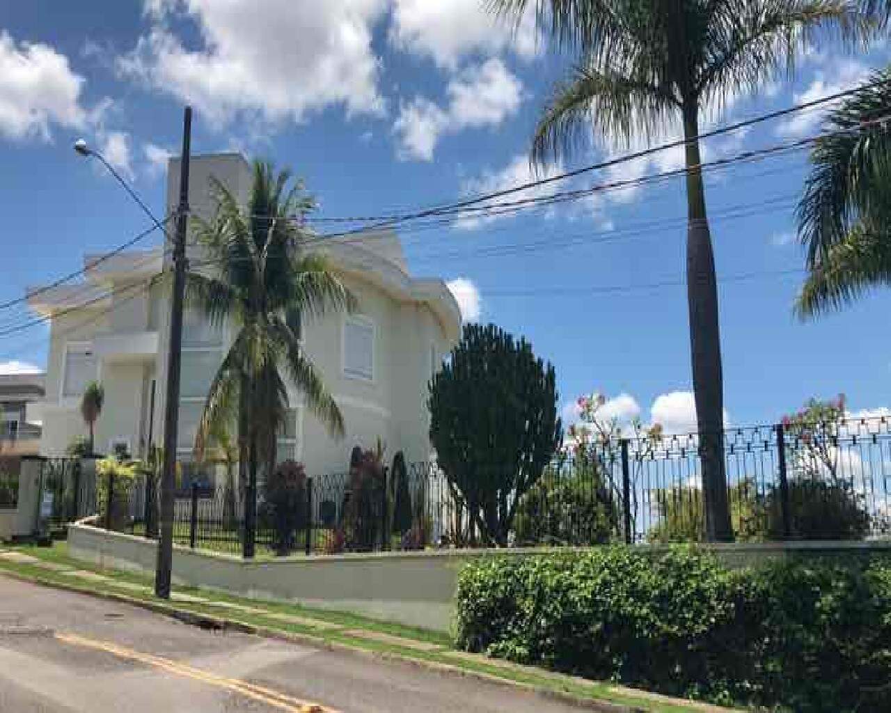 Casa à venda no Condomínio Estância Marambaia em Vinhedo/SP: fachada da casa