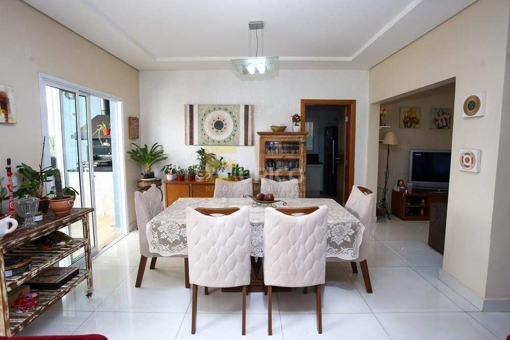 Casa em condomínio à venda no Condomínio Vivenda das Cerejeiras em Valinhos/SP: