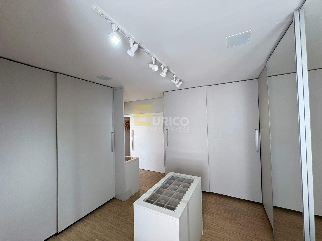 Casa em condomínio à venda no Vista Alegre em Vinhedo/SP: CLOSET SUÍTE MASTER