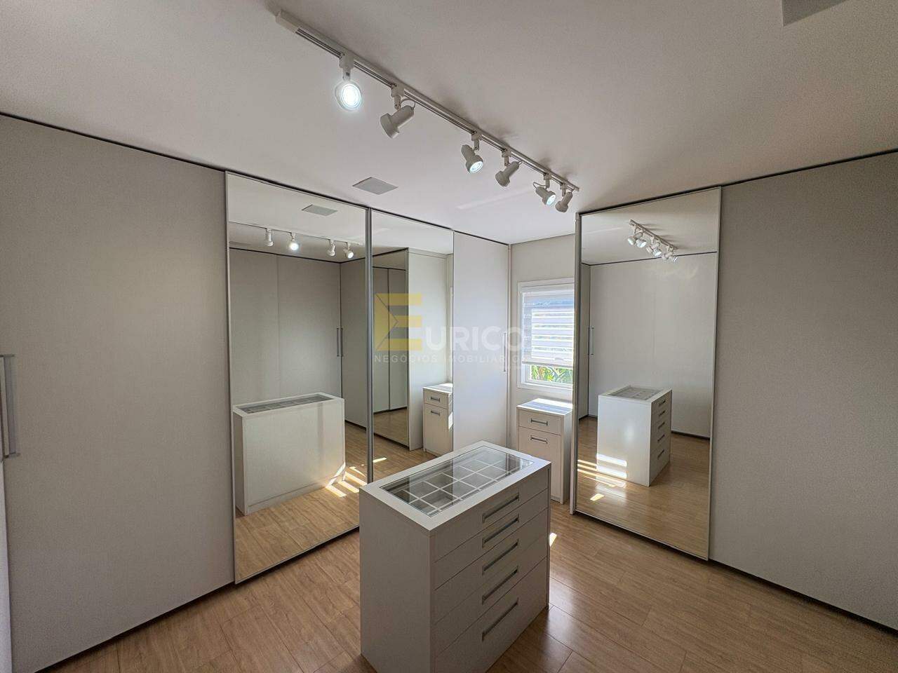 Casa em condomínio à venda no Vista Alegre em Vinhedo/SP: CLOSET SUÍTE MASTER