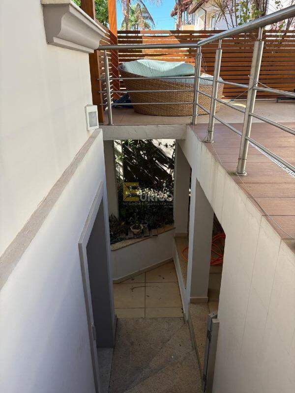 Casa em condomínio à venda no Vista Alegre em Vinhedo/SP: ESCADA P/ A LAVANDERIA