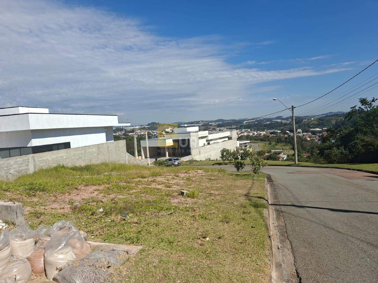 Terreno em Condomínio à venda no Residencial Jatobás em Louveira/SP: